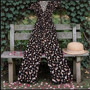 Kingston Grey Black Flower Garden Jumpsuit 
size Medium    NWT